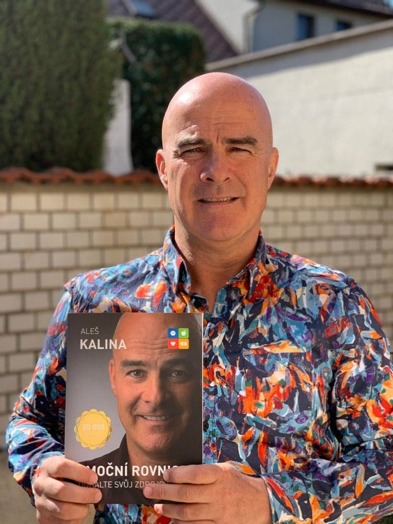 Aleš Kalina s knihou Emoční rovnice